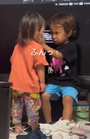 テレビを叩いた1歳の妹さんに対し、厳しい表情で叱る4歳のお兄ちゃん