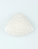 ぷるるんメッシュパッド本体　“軟質樹脂３Dプリント技術”を活用することで、課題であった着用時のムレが改善された
