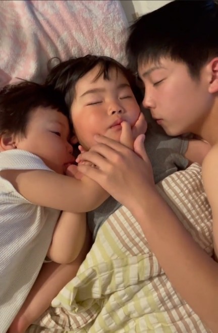 （当時）2歳、3歳の弟たちに添い寝する15歳の長男さん 画像提供：ひなはる(@juuuuri.48msm31)さん