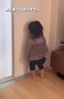 とにかく隠れたい一心で、壁に対峙する（当時）1歳の娘さん