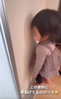 とにかく隠れたい一心で、壁に対峙する（当時）1歳の娘さん