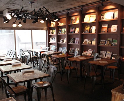 東日本橋 ドラマ撮影にも たくさんの本に囲まれたカフェ Bakuro Common Eltha エルザ
