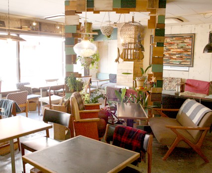 新宿三丁目 緑とアンティーク家具に囲まれたほっこり系カフェ Salo Cafe Eltha エルザ