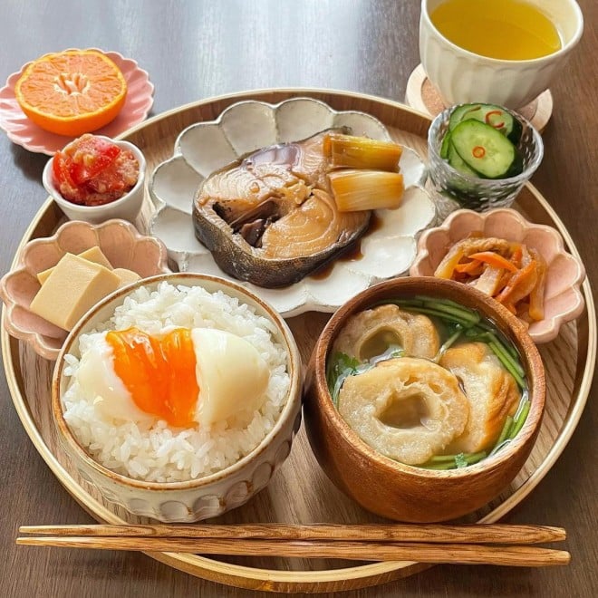 朝昼兼用、一汁三菜を意識した和食（画像提供：@saorinco0925）