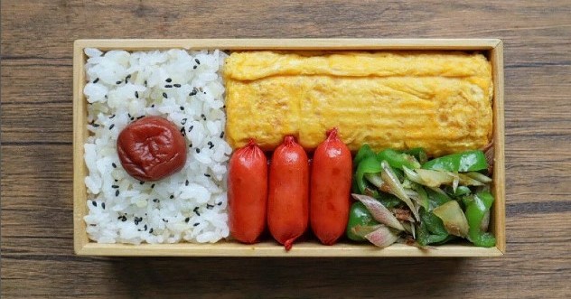 卵焼きは切らない」「ウインナーは立派な主役」介護士の女性が作る潔い