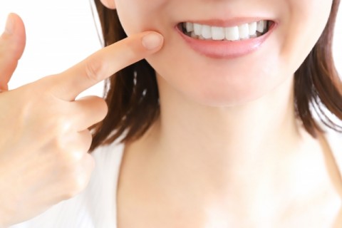 サムネイル 【歯科医監修】なぜ毎日磨いているのに歯が黄ばむ？ 正しい磨き方とセルフホワイトニング